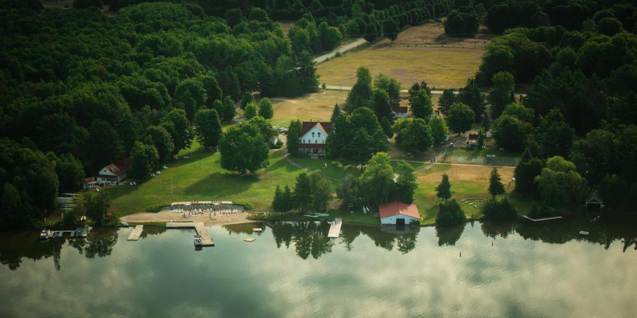 Отель Fountain Point Suttons Bay Экстерьер фото